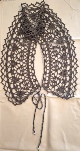 Hand-knitted lace collar made of mercerized cotton.