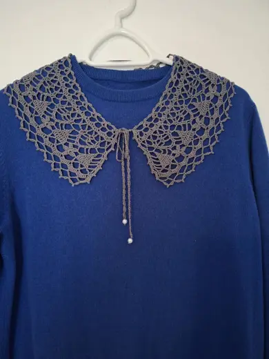 Hand-knitted lace collar made of mercerized cotton.