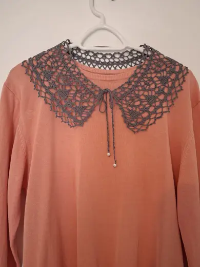 Hand-knitted lace collar made of mercerized cotton.